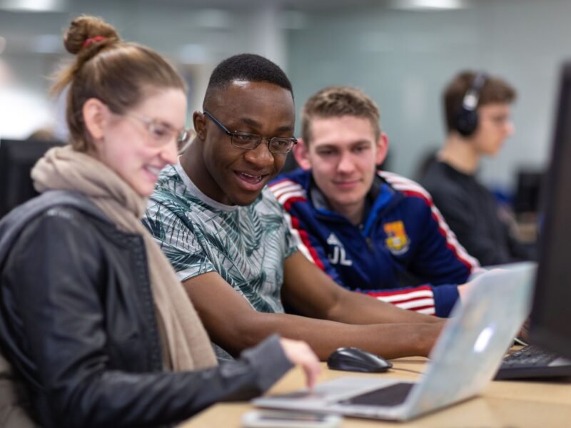Imperial College London 2025 STEM Scholarships – £25k Funding, Paid Internships & Relocation Grants